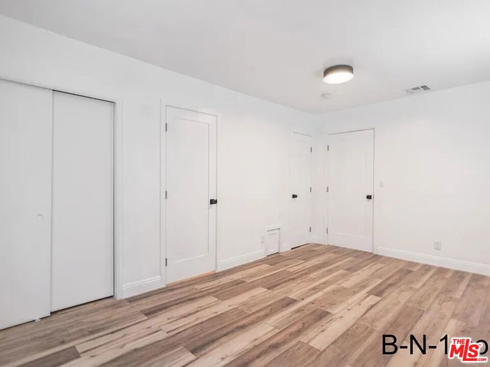 https://media.crmls.org/mediaz/a35ffbd1-98c3-4348-9405-bccf527bd2de.jpg?preset=X-Large