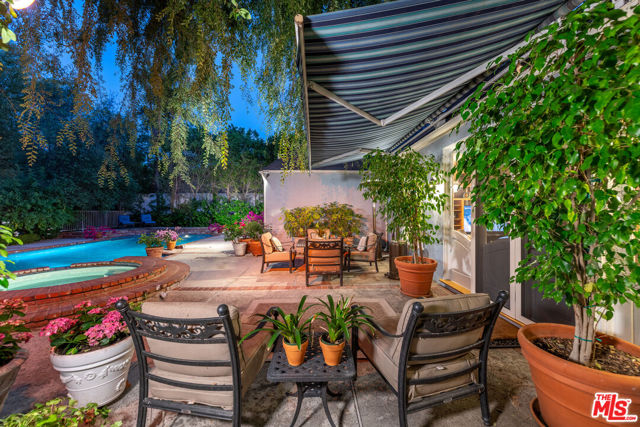4722 Noeline Avenue, Encino CA: https://media.crmls.org/mediaz/a3602a34-1854-4b57-8ce5-5c2cf8384eba.jpg