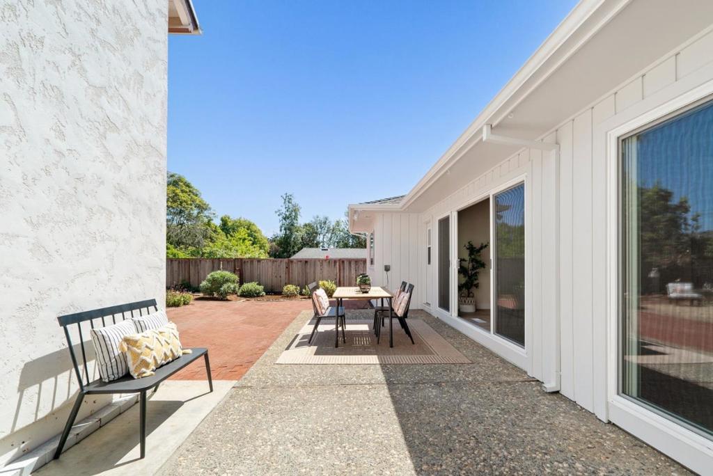 https://media.crmls.org/mediaz/a360bf54-a5a3-491f-993b-1304f013e125.jpg?preset=X-Large