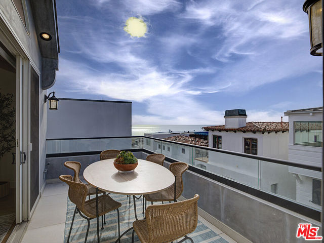 209 19th Street, Manhattan Beach CA: https://media.crmls.org/mediaz/a3614a79-47ad-4e6b-bbb1-4ec3875fa37a.jpg