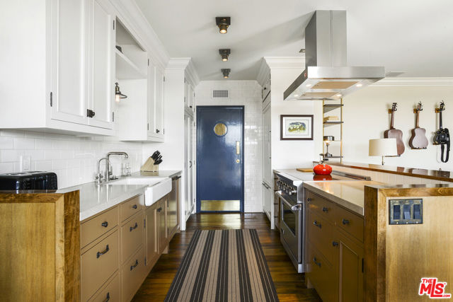 100 S Doheny Drive, Los Angeles CA: https://media.crmls.org/mediaz/a3623517-3127-4654-922a-3fa41b76086b.jpg