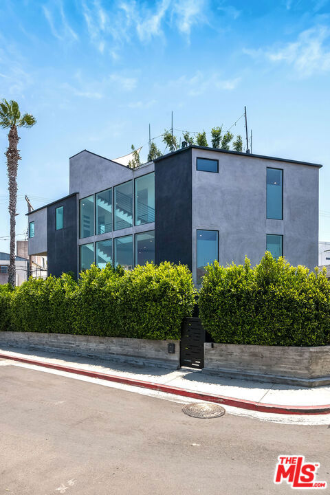 126 Thornton Place, Venice CA: https://media.crmls.org/mediaz/a36273cf-de0a-47bb-b385-53ec0e5941c2.jpg