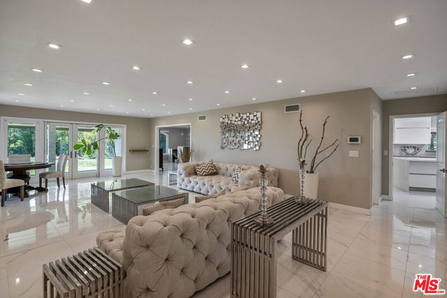 405 Evelyn Place, Beverly Hills CA: https://media.crmls.org/mediaz/a3639ba5-6c99-4fe9-bfd4-a116d4a4a668.jpg