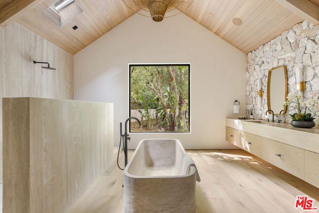 12309 Viewcrest Road, Studio City CA: https://media.crmls.org/mediaz/a364542d-26c2-48b2-8695-829b2beaac1d.jpg