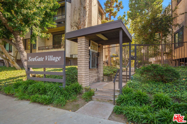 8114 Manitoba Street, Playa del Rey CA: https://media.crmls.org/mediaz/a364a17d-e6ac-4cb5-918a-a9d55ad3afe8.jpg