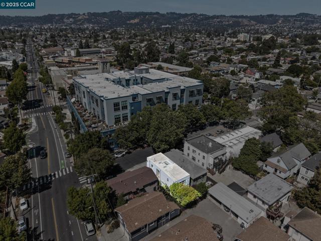 1017 45Th St, Emeryville CA: https://media.crmls.org/mediaz/a365732d-1cb7-4546-9f11-f2cf824880c0.jpg