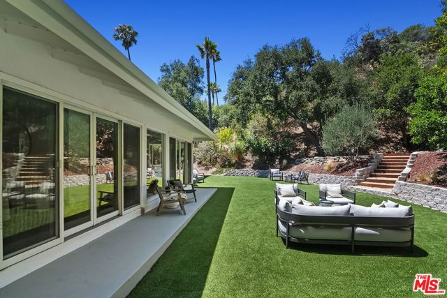 4031 Deerhorn Drive, Sherman Oaks CA: https://media.crmls.org/mediaz/a3658afe-6c52-40ac-aefc-7af8783ebc78.jpg