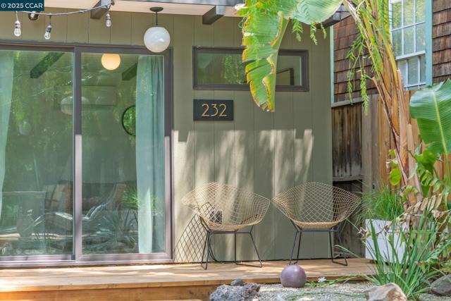 232 Clyde Dr, Walnut Creek CA: https://media.crmls.org/mediaz/a3672465-b8a6-41d6-9f12-23e48a8ad362.jpg