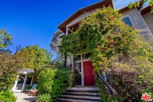 3908 Fairway Avenue, Studio City CA: https://media.crmls.org/mediaz/a367736d-b327-4dd1-92c2-fa73a8741286.jpg