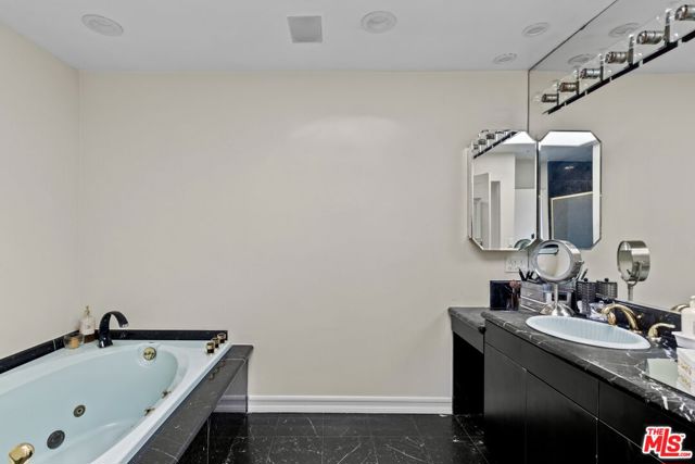 268 S Palm Drive, Beverly Hills CA: https://media.crmls.org/mediaz/a36857e9-4298-4d71-b5cf-13fc85ce809e.jpg