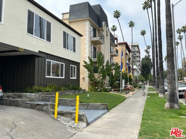 517 S Kenmore Avenue, Los Angeles CA: https://media.crmls.org/mediaz/a3688b2b-25fe-43af-96f7-e73917daf701.jpg