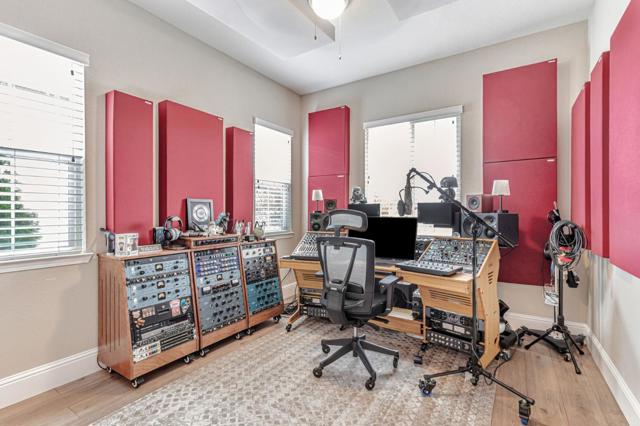 7832 Cobblestone Court, Gilroy CA: https://media.crmls.org/mediaz/a3690677-c1c1-4214-a7a3-404f14def59c.jpg