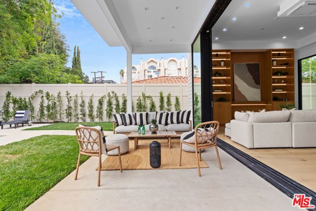 4535 Haskell Avenue, Encino CA: https://media.crmls.org/mediaz/a3694033-a9ce-4f05-860a-2eea2bddb407.jpg
