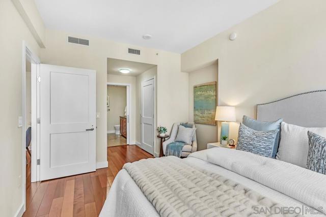 700 W E St, San Diego CA: https://media.crmls.org/mediaz/a36a06b5-4ce8-49ed-be90-d2bc513417dc.jpg