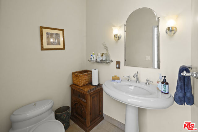 28828 Selfridge Dr, Malibu CA: https://media.crmls.org/mediaz/a36afd86-417e-45a4-91e7-cff2beb43af3.jpg
