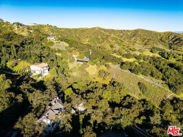 21936 Canon Drive, Topanga CA: https://media.crmls.org/mediaz/a36c53d3-8adf-450b-b6f4-f737e8247572.jpg