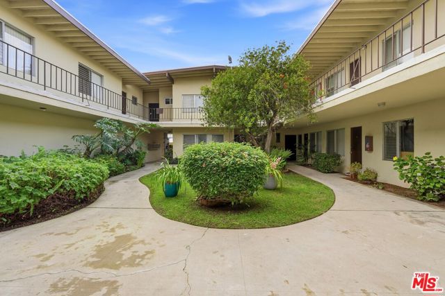 21110 Wood Avenue, Torrance CA: https://media.crmls.org/mediaz/a36d5366-09aa-4dca-96aa-b0919de3090b.jpg