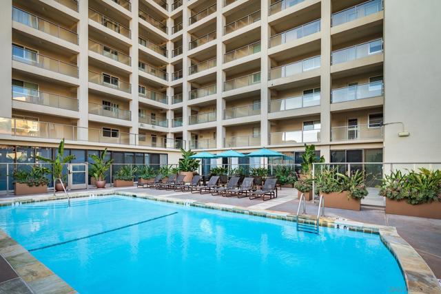 939 Coast Blvd, La Jolla CA: https://media.crmls.org/mediaz/a36d8522-e7b5-4782-8e34-8df7abc60a78.jpg