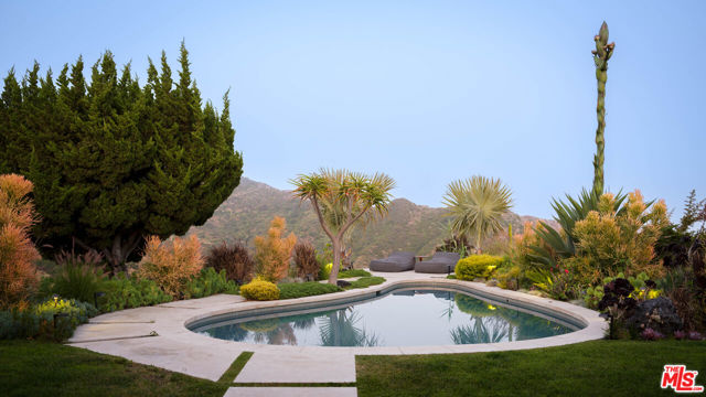 3306 Deronda Drive, Los Angeles CA: https://media.crmls.org/mediaz/a36de24d-1887-4825-8d23-51a1d44464aa.jpg