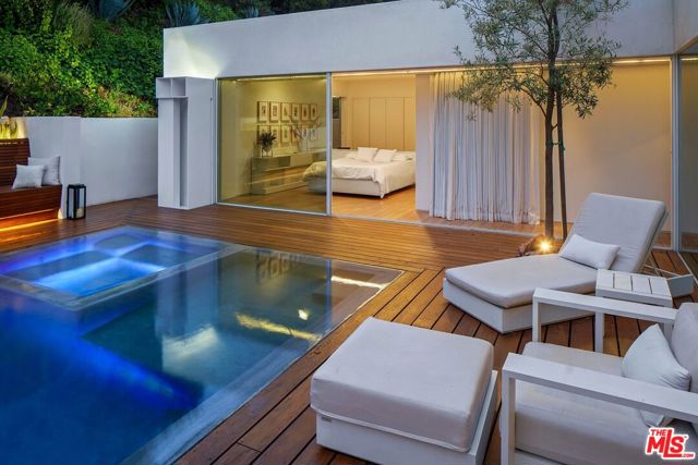 1106 N Hillcrest Road, Beverly Hills CA: https://media.crmls.org/mediaz/a3712140-780a-43d6-87ae-8ae36251e6d4.jpg