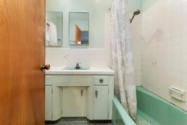 5824 Kent Pl, San Diego CA: https://media.crmls.org/mediaz/a37236a9-4a75-44e3-af91-89d9388ba1cc.jpg