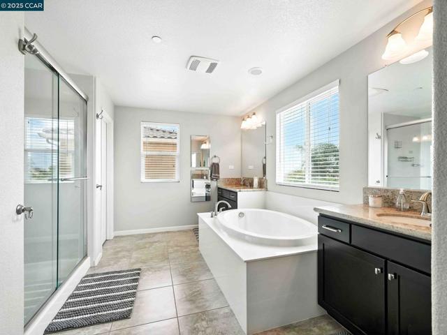 2433 Sanders Ln, Fairfield CA: https://media.crmls.org/mediaz/a37239e6-63df-488c-b7f4-1a1f53b9bb9a.jpg