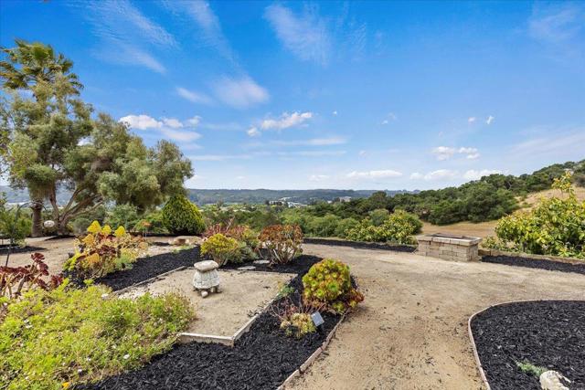 2710 Summerland Road,  CA: https://media.crmls.org/mediaz/a37293c6-98f8-41f1-a0a3-28a870bc0eb1.jpg