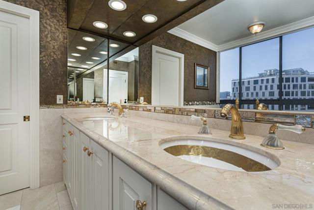 700 Front St, San Diego CA: https://media.crmls.org/mediaz/a3730569-588e-4a46-abcc-c2d53af05043.jpg