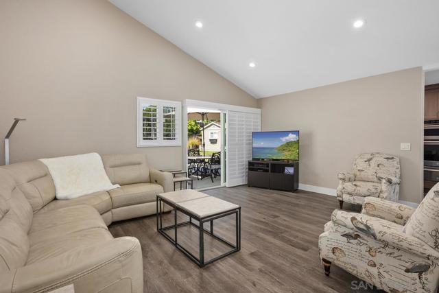 2112 Park Dale Ln, Encinitas CA: https://media.crmls.org/mediaz/a3730a8f-34ef-4e3a-8eda-c0a978bbade5.jpg