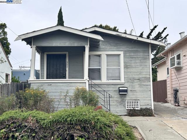 3657 Madrone Ave, Oakland CA: https://media.crmls.org/mediaz/a374fa8e-787c-4a6f-b5ba-dd532da25e20.jpg