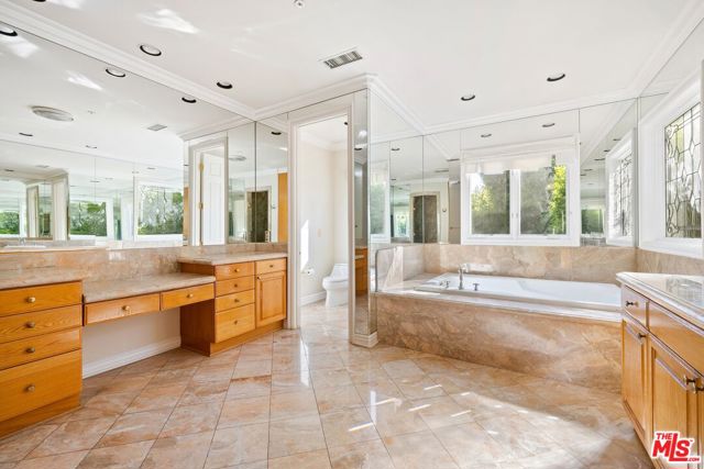 625 Foothill Road, Beverly Hills CA: https://media.crmls.org/mediaz/a375b667-96e2-4e8a-9577-9cc53376cc94.jpg