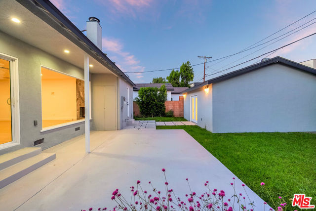 5822 Saloma Avenue, Sherman Oaks CA: https://media.crmls.org/mediaz/a3763474-f7b3-4a72-903f-c63653716a0e.jpg