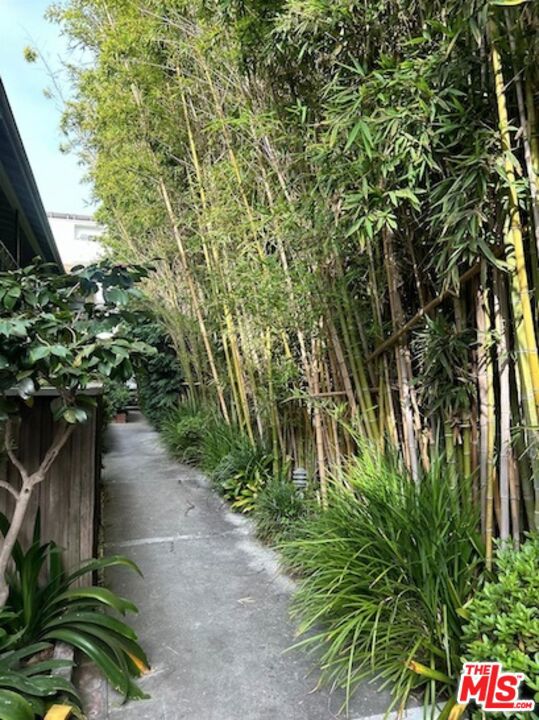 1453 S Westgate Avenue, Los Angeles CA: https://media.crmls.org/mediaz/a377a76b-75bd-42ee-92b7-6c677991586b.jpg
