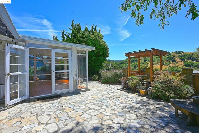 44 Oak Hill Cir, Oakland CA: https://media.crmls.org/mediaz/a378ff07-c2de-4c0c-a562-725a3c0272ca.jpg