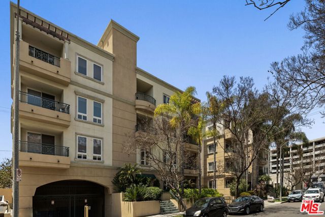 325 Arnaz Drive, Los Angeles CA: https://media.crmls.org/mediaz/a3794b20-c223-40d1-9f38-70ccab18837e.jpg