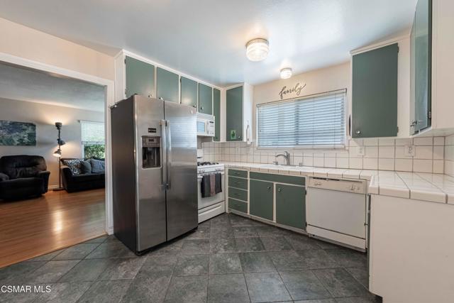 4894 Muirwood Court, Simi Valley CA: https://media.crmls.org/mediaz/a3797f80-1825-4530-bdd2-e34718dccd13.jpg