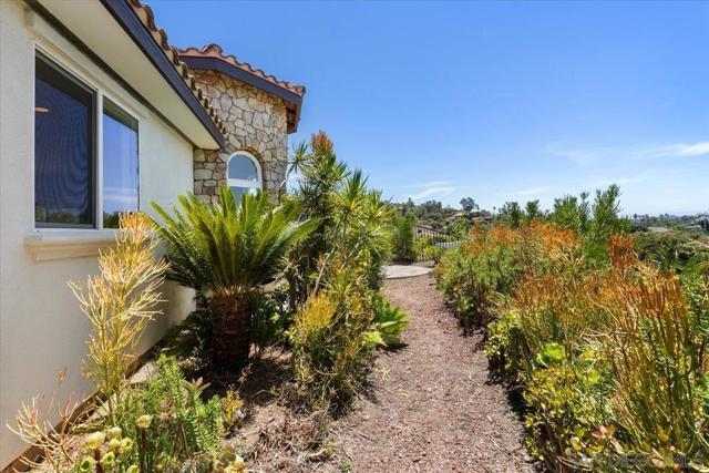 2342 CARIOCA PL, Vista CA: https://media.crmls.org/mediaz/a37a3f67-6c0d-440d-a95c-9990cb584e00.jpg