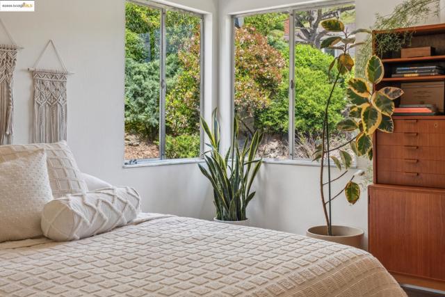 8499 Aster Ave, Oakland CA: https://media.crmls.org/mediaz/a37a5ac8-ad01-4bf7-8496-562dca2fe489.jpg