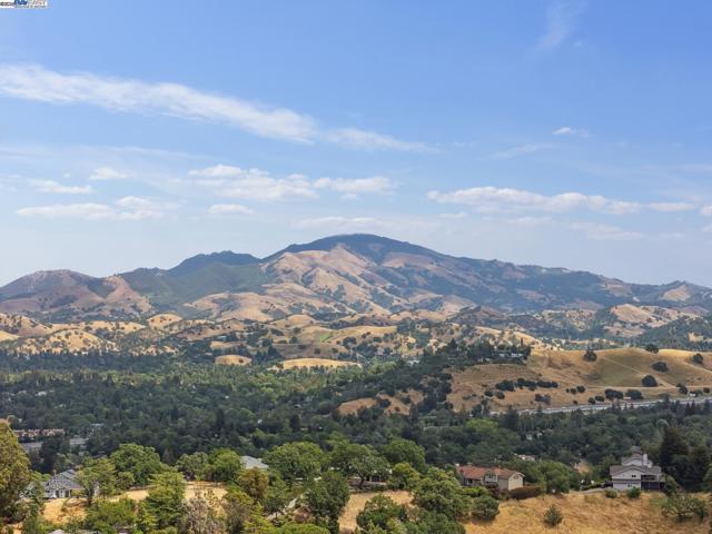 375 Montecillo Dr, Walnut Creek CA: https://media.crmls.org/mediaz/a37ac681-0612-4069-a99a-25fa7b76cb39.jpg