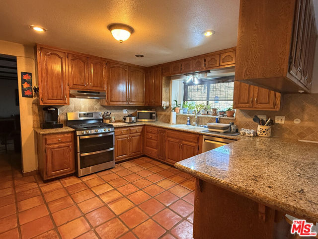 33931 Hanawalt Road, Agua Dulce CA: https://media.crmls.org/mediaz/a37bde42-d891-4d0e-b189-e5514a6d9463.jpg