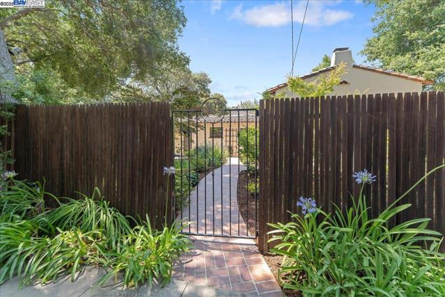 405 Kingsley Ave, Palo Alto CA: https://media.crmls.org/mediaz/a37cd042-e8ca-41b3-ab0e-2afb19f8444a.jpg