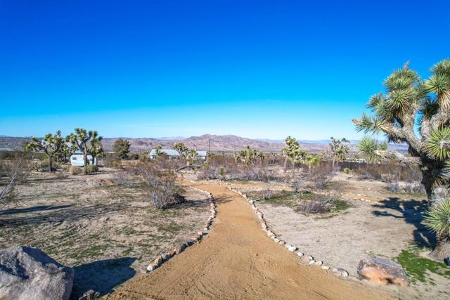 59800 Onaga Trail, Joshua Tree CA: https://media.crmls.org/mediaz/a37d1dfa-844f-44bf-a735-66556d68851e.jpg