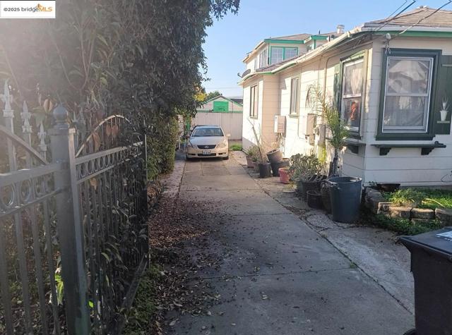 5467 Crittenden St, Oakland CA: https://media.crmls.org/mediaz/a37d71cf-edad-4f2a-84c7-2c08c139600e.jpg