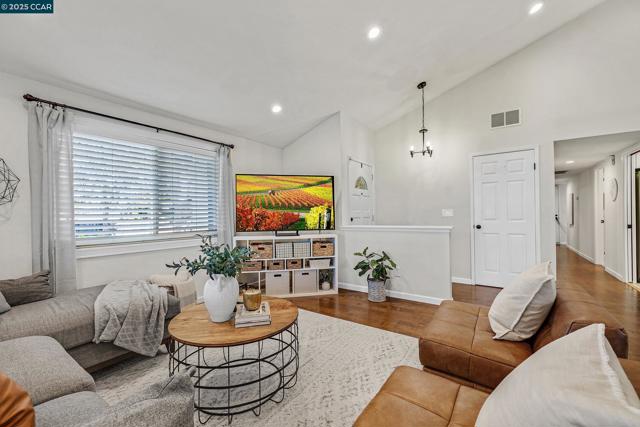 3716 Mesa Vista Dr, San Ramon CA: https://media.crmls.org/mediaz/a37db47f-cb65-492e-b03e-07b41e78a213.jpg