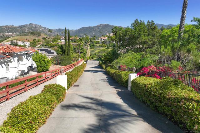 17941 Vista Lomas Dr, Poway CA: https://media.crmls.org/mediaz/a37de680-d4f8-41c3-a33d-5d020e9d36ee.jpg