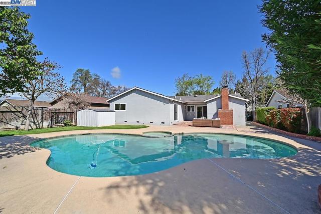 573 Junipero St, Pleasanton CA: https://media.crmls.org/mediaz/a37ed883-23b5-4e1f-9671-a4275e84f67e.jpg