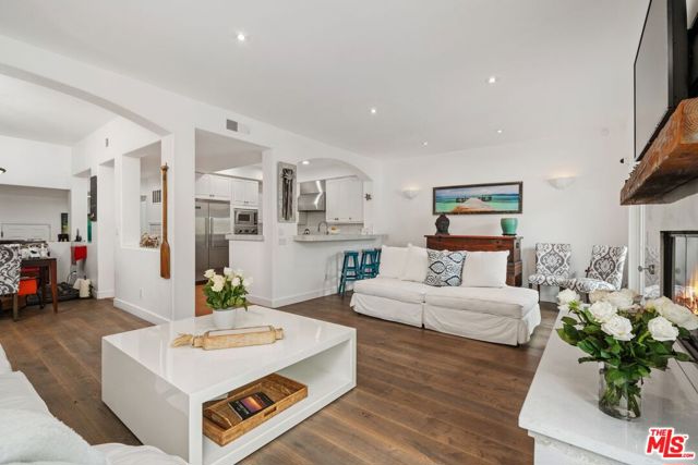 6435 Zumirez Drive, Malibu CA: https://media.crmls.org/mediaz/a37f2ca8-621f-4ee0-920b-dce869a9e3d5.jpg