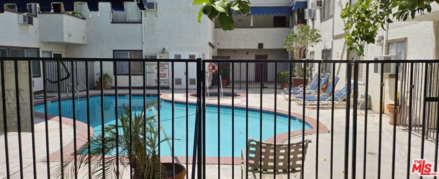 18530 Hatteras Street, Tarzana CA: https://media.crmls.org/mediaz/a37f80c8-ba29-4a35-82d3-47c74eda97a9.jpg