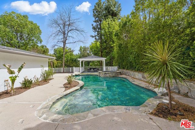 5220 Melvin Avenue, Tarzana CA: https://media.crmls.org/mediaz/a37fc0c3-9379-4221-a3e4-0d0bd21c3c7f.jpg