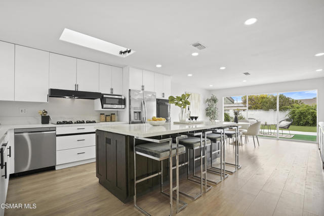 174 Wendy Drive, Thousand Oaks CA: https://media.crmls.org/mediaz/a37fcdf3-67d7-4361-92d1-f949bf45b23f.jpg